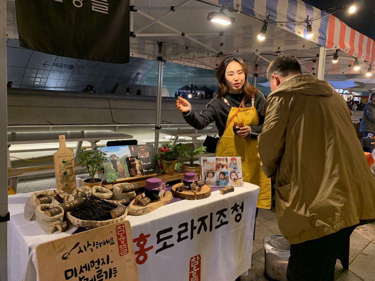 2025 Dongdaemun Night Market Visit! - Enjoy all the attractions from lively DDP night market!
